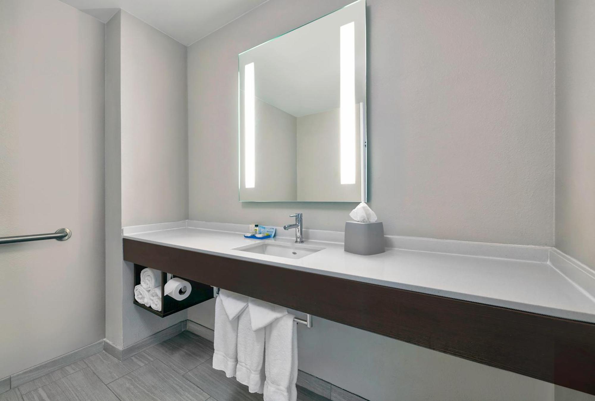 Holiday Inn Express & Suites Kansas City Airport By Ihg Esterno foto