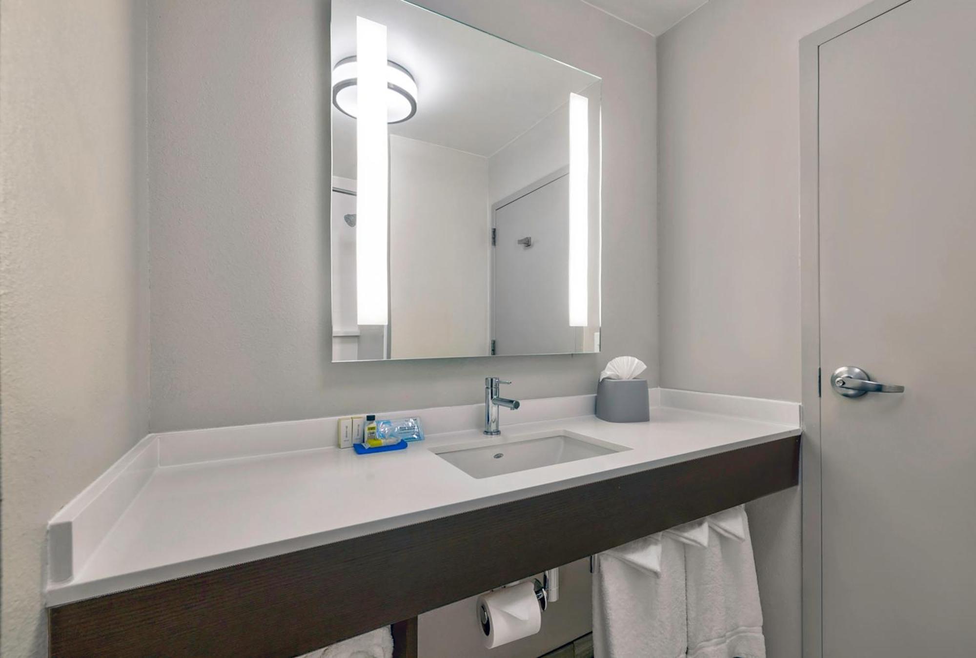 Holiday Inn Express & Suites Kansas City Airport By Ihg Esterno foto