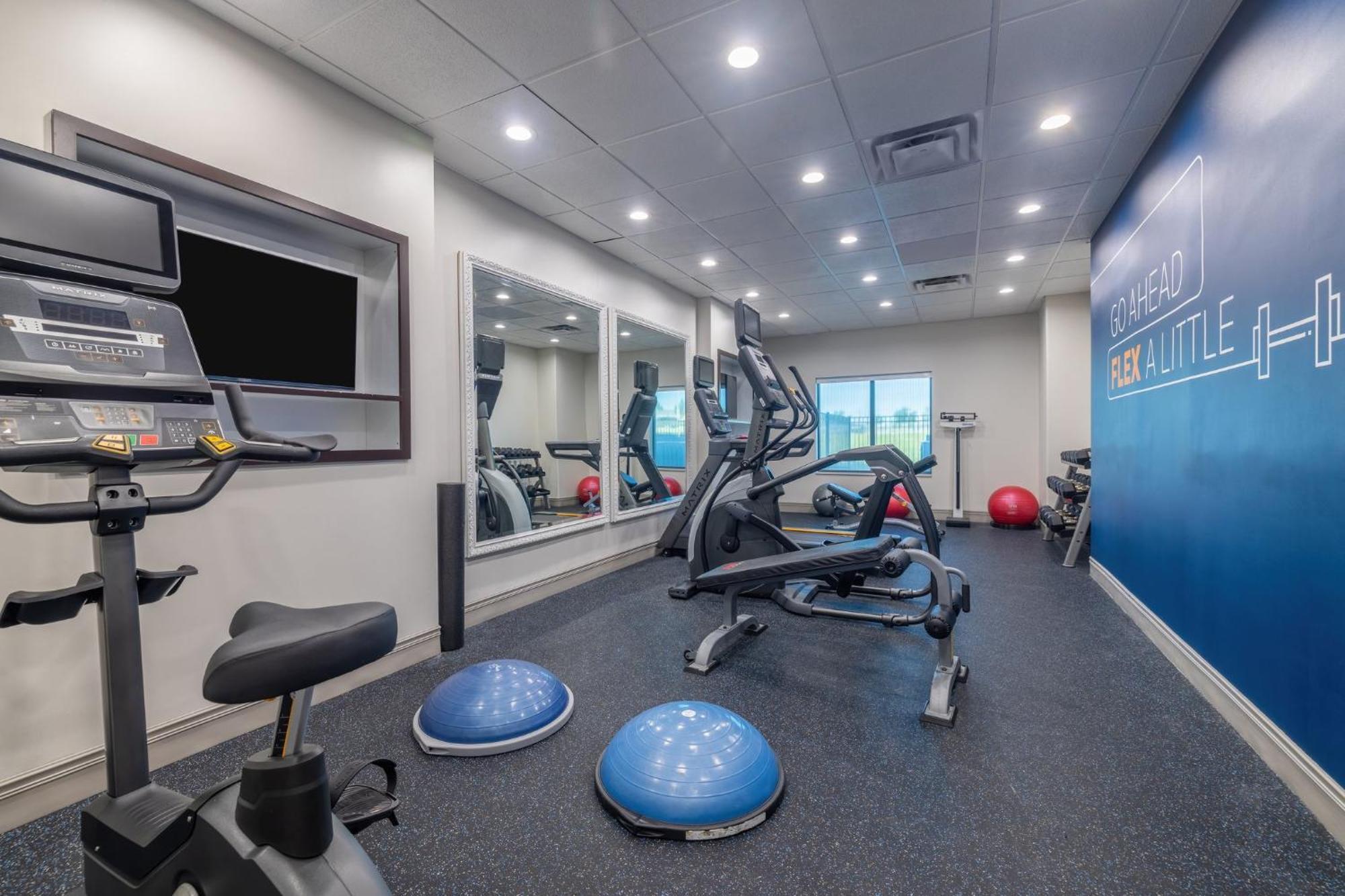 Holiday Inn Express & Suites Kansas City Airport By Ihg Esterno foto