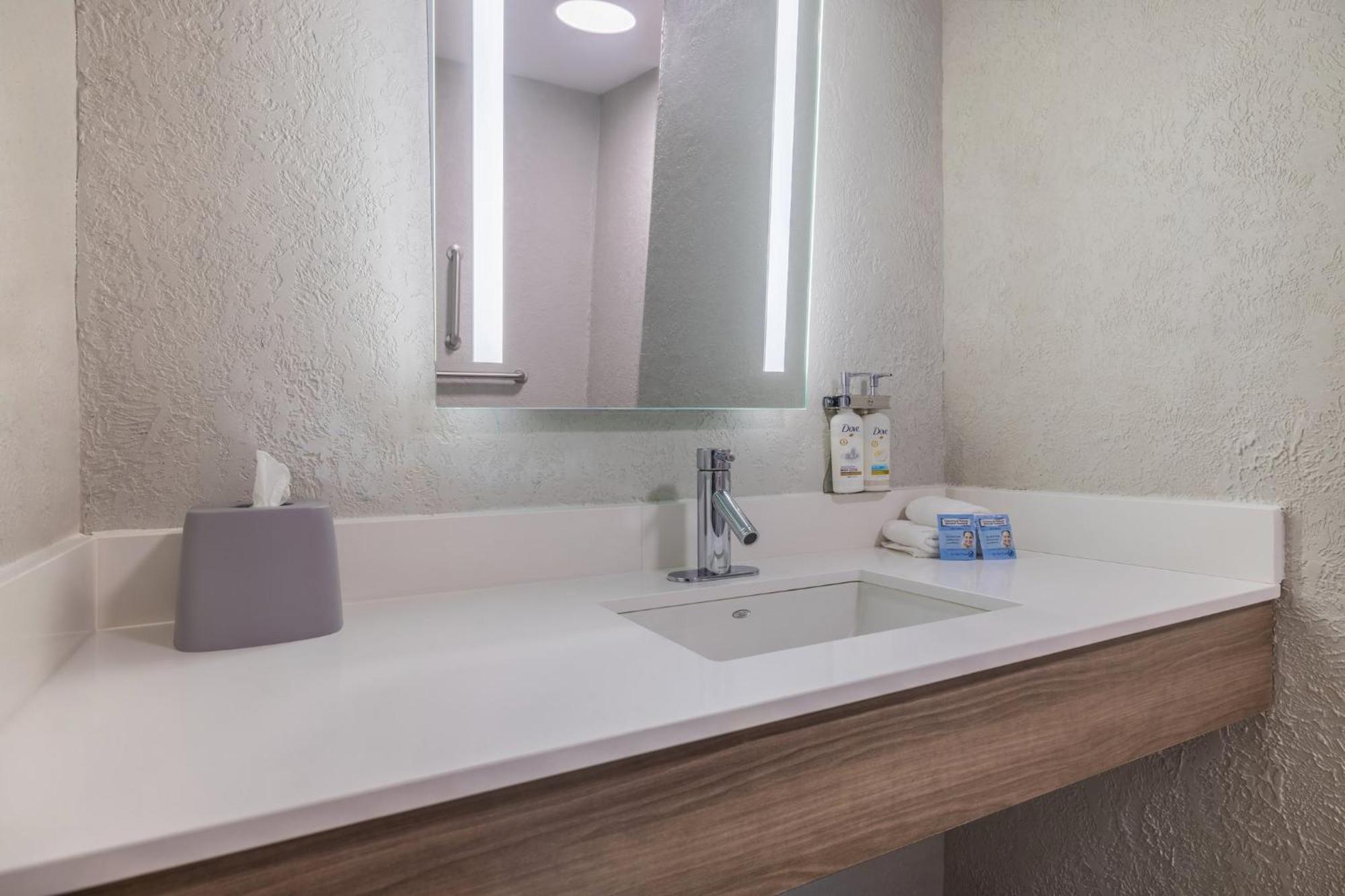 Holiday Inn Express & Suites Kansas City Airport By Ihg Esterno foto