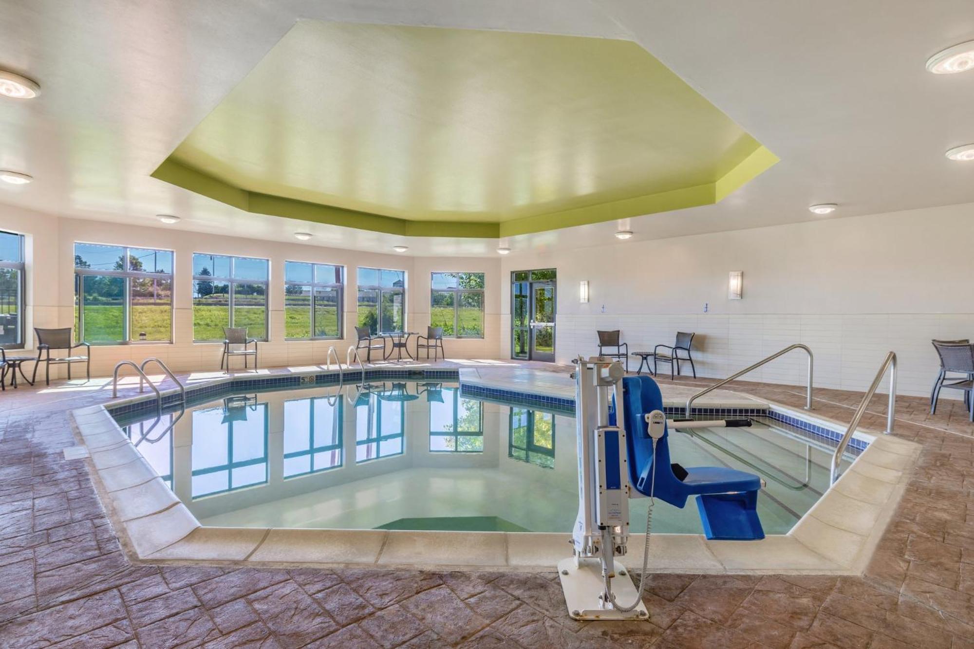 Holiday Inn Express & Suites Kansas City Airport By Ihg Esterno foto