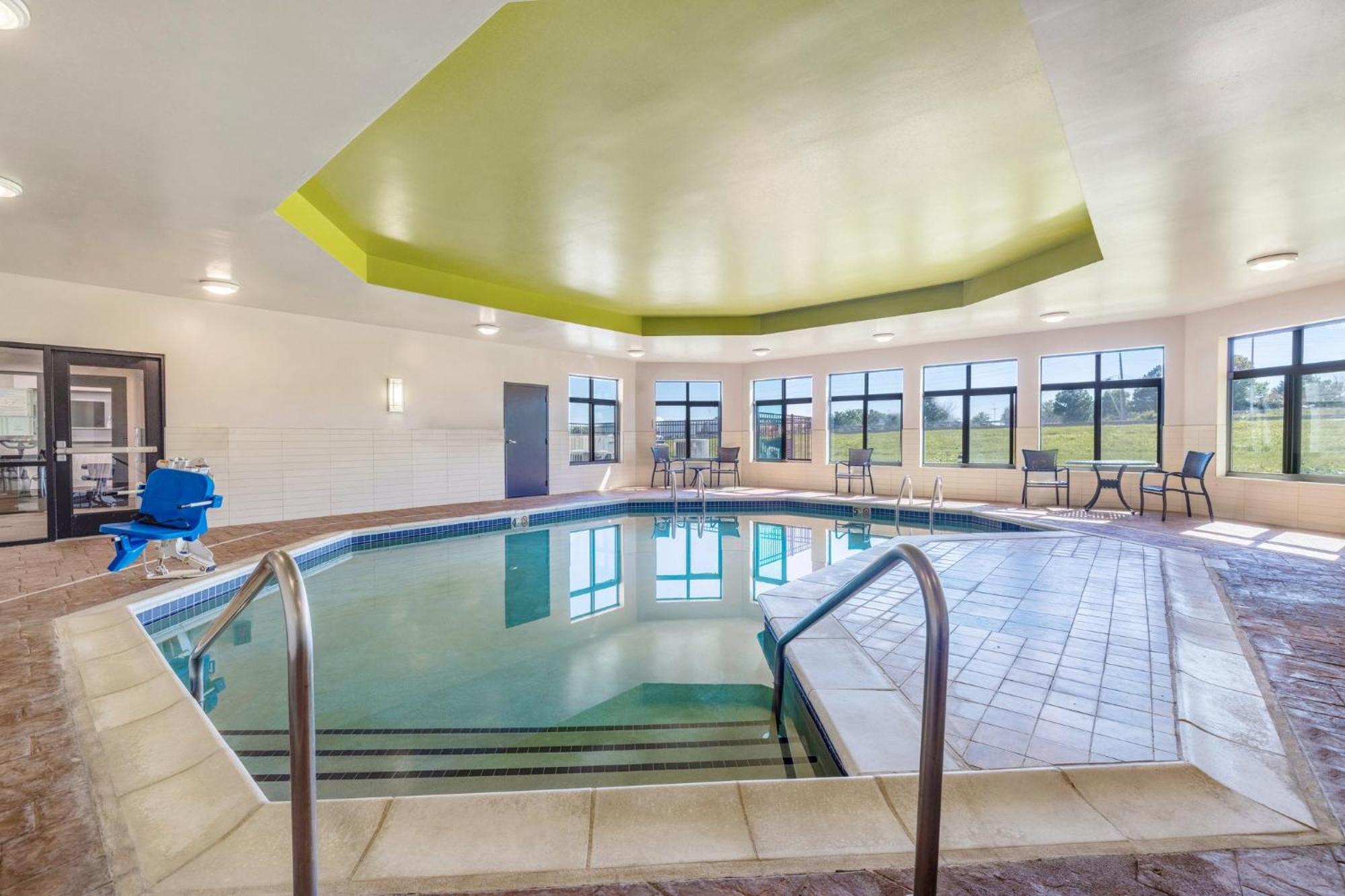 Holiday Inn Express & Suites Kansas City Airport By Ihg Esterno foto